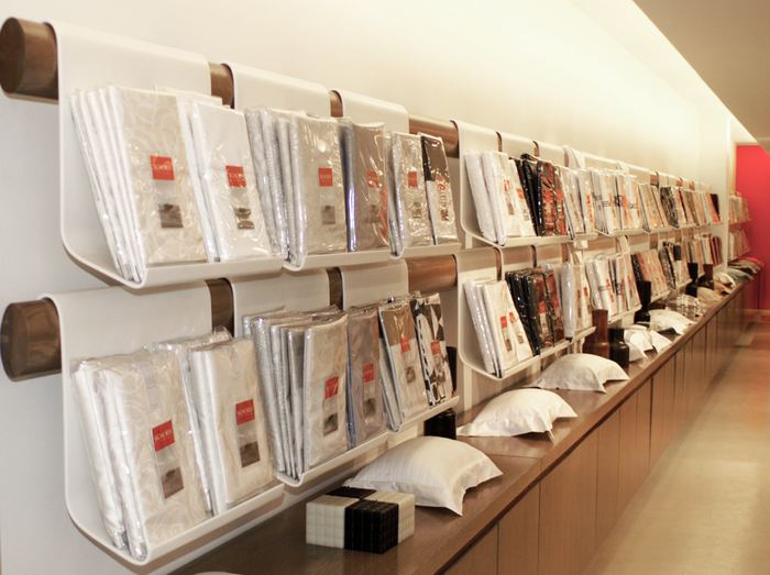 Retail display wall